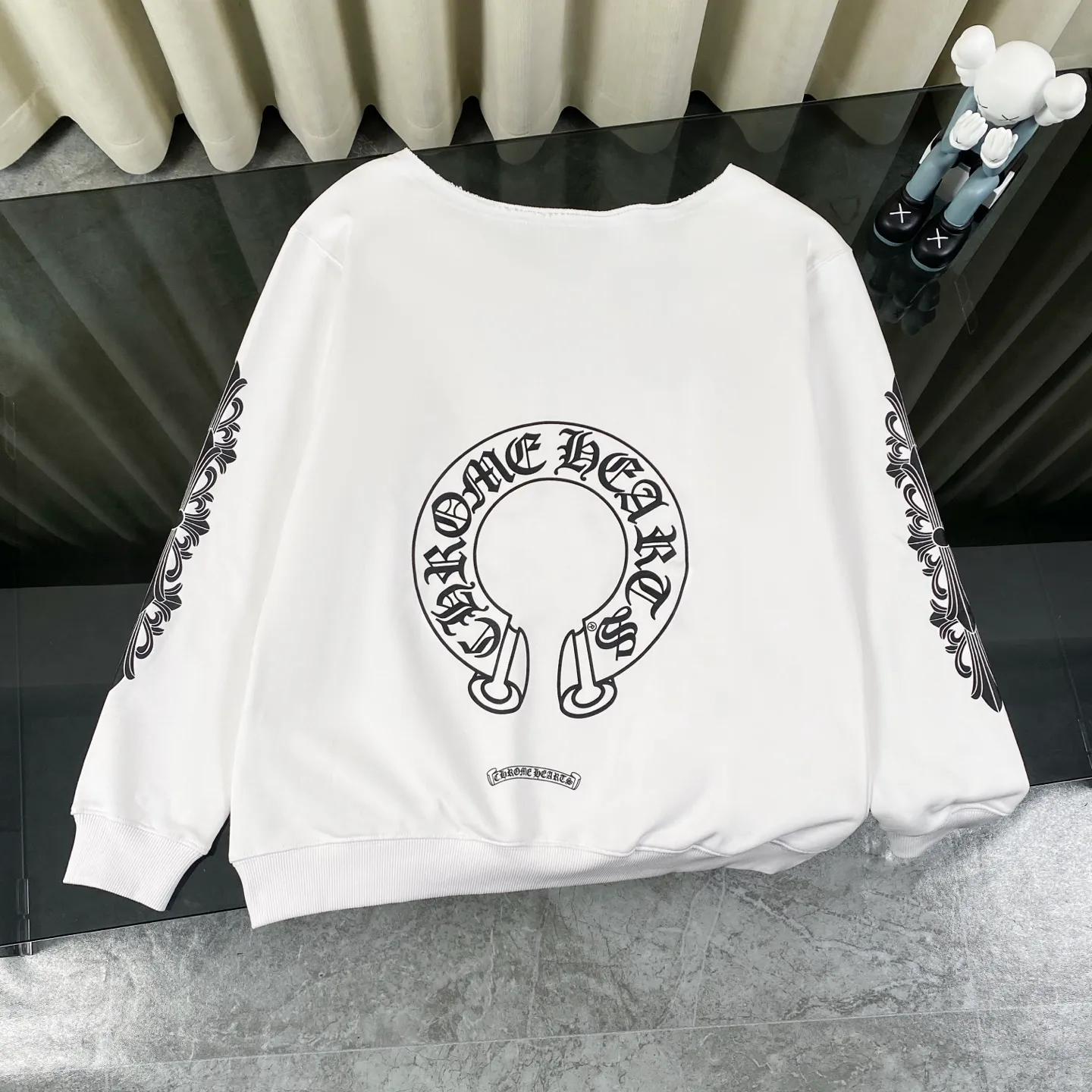 🅿️220 Chrome Hearts White arm cross flower Large horseshoe print on the back Harajuku style round neck sweatshirt Selected Xinjiang Chinese cotton fabric B1151 soft and delicate to the touch The upper body is full of texture Very light, comfortable and sporty loose version is not tight Easy to control without pressure The whole clothes is flat and has three-dimensional tailoring The upper body is awesome (the real top quality cannot be compared with the ordinary products in the market) Uses high-end printing Quality assurance The cuffs, neckline and hem are made of high-end ribbed fabric, which is comfortable and skin-friendly. It is not afraid of ironing. It is wear-resistant and can be washed with water. You can buy it with confidence!  Restore the most authentic 100% texture/customized official website original three-label hem, collar, cuffs, ribbed pattern production/cap hole electroplated hardware/customized zipper (purchasing-grade quality ❗️No pressure to enter and exit the counter at will) Quality control is in place, feel free to buy ✅ Color: White Size: S—L